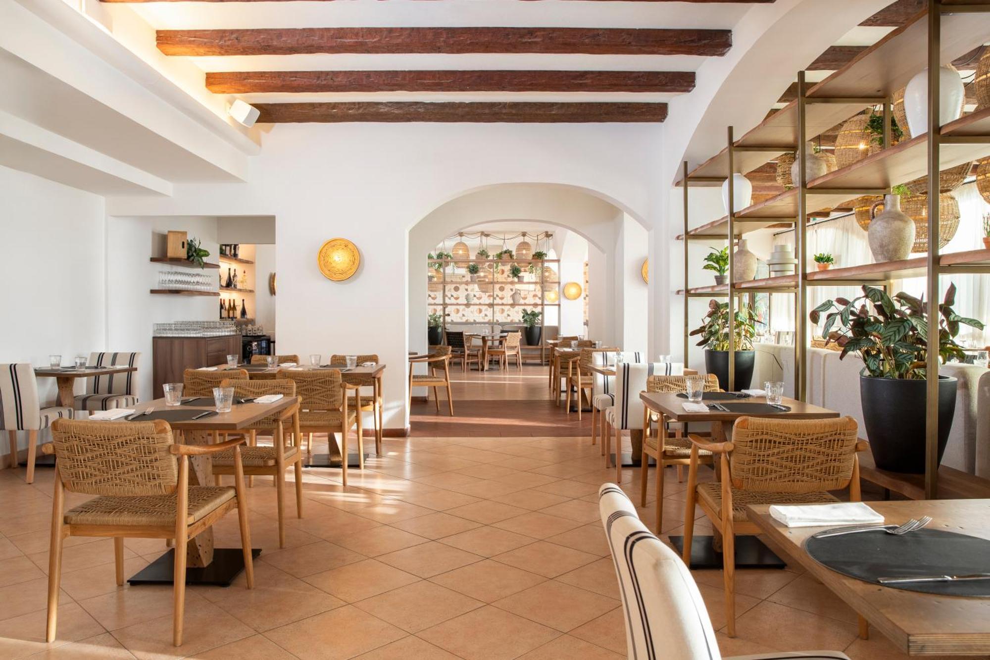 Station touristique Mangia's Santa Teresa Sardinia, Curio Collection By Hilton